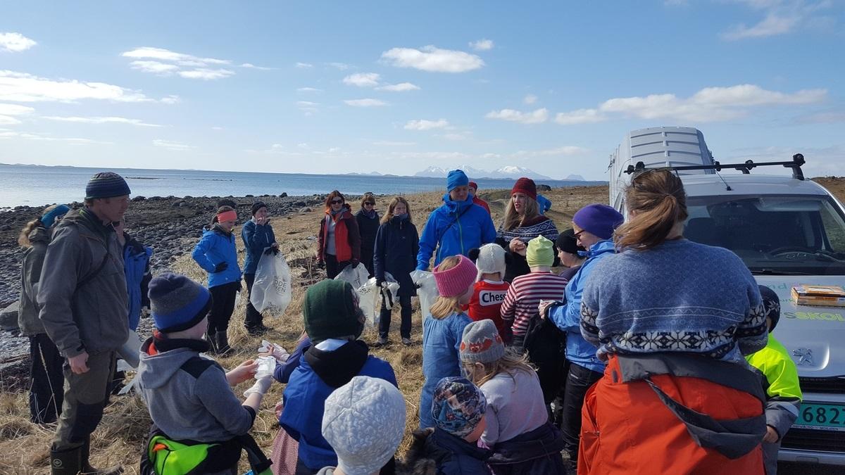 Barn rydder fjæra Helgeland